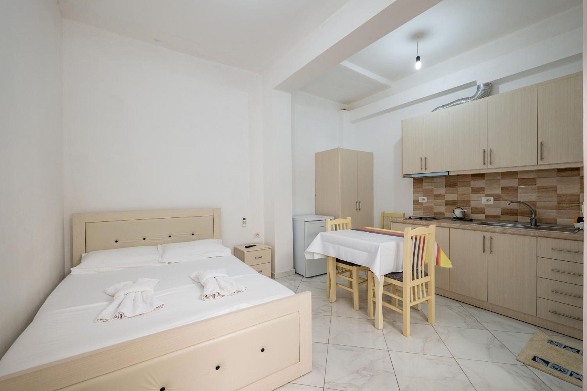 Vila Celi Sarandë エクステリア 写真